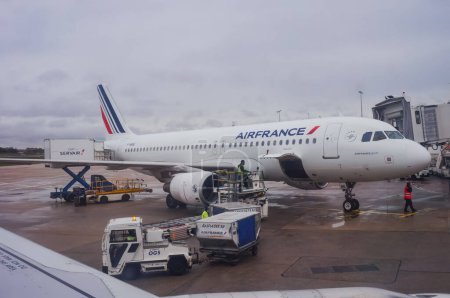 Téléchargez les photos : Aéroport Paris-Roissy CDG, France - Juin 2019- Avion long-courrier à deux étages Airbus A380 sur l'aire de trafic, exploité par la compagnie aérienne Air France ; c'est le plus grand avion de ligne au monde - en image libre de droit