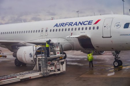 Téléchargez les photos : Aéroport Paris-Roissy CDG, France - Juin 2019- Avion long-courrier à deux étages Airbus A380 sur l'aire de trafic, exploité par la compagnie aérienne Air France ; c'est le plus grand avion de ligne au monde - en image libre de droit