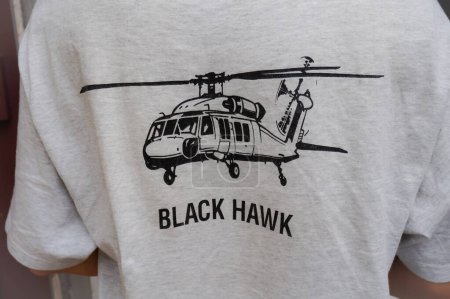 Téléchargez les photos : Tarn, France - Août 2020 - T-shirt en coton avec une représentation imprimée d'un Sikorski UH-60 Black Hawk à l'arrière, un hélicoptère militaire utilitaire bimoteur largement utilisé, en particulier dans l'armée américaine - en image libre de droit