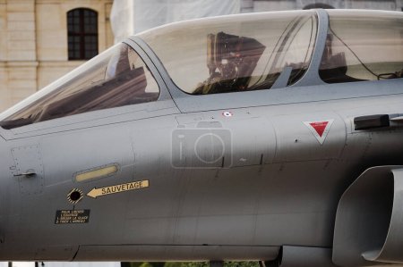 Téléchargez les photos : Paris, France - Sept. 2022 - Vue de l'arrière, un Rafale Dassault Aviation, le principal avion de chasse de l'armée de l'air française, exposé dans le parc du Musée de l'Armée (Hôtel National des Invalides)) - en image libre de droit