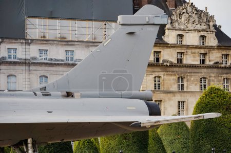 Téléchargez les photos : Paris, France - Sept. 2022 - Dassault MD-450 Avion de chasse Ouragan, premier avion à réaction de série français, exposé aux Invalides ; il a été conçu dans les années 1950 et utilisé un moteur Hispano-Suiza - en image libre de droit