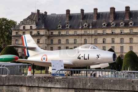 Téléchargez les photos : Paris, France - Sept. 2022 - Dassault MD-450 Avion de chasse Ouragan, premier avion à réaction de série français, exposé aux Invalides ; il a été conçu dans les années 1950 et utilisé un moteur Hispano-Suiza - en image libre de droit