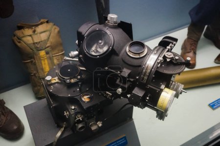 Foto de Reims, Francia - Sept. 2022 - El famoso Norden bombsight, entonces un alto secreto utilizado por los bombarderos de la Fuerza Aérea de los Estados Unidos, exhibido en el Museo Alemán de la Rendición; tiene un giroscopio y un alcance principal - Imagen libre de derechos