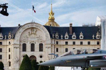 Téléchargez les photos : Paris, France - Sept. 2022 - En arrière-plan, le dôme doré des Invalides ; en avant-plan, exposé à l'entrée, un Dassault Rafale, le principal avion de chasse de l'armée de l'air française - en image libre de droit