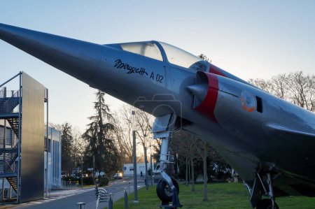 Téléchargez les photos : Toulouse, France - June 16, 2023 - A Dassault Mirage III, a former fighter aircraft of the French Air Force, kept on the campus of the Aeronautics and Space Superior Institute - en image libre de droit