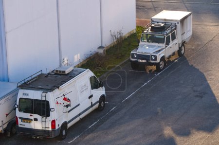Foto de Toulouse, Francia - Feb. 2023 - Vista superior sobre vehículos blancos y especiales de apoyo para la investigación UAV con la ONERA, la Oficina Nacional Francesa de Investigación Aeroespacial dependiente del Ministerio de Defensa - Imagen libre de derechos