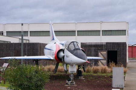 Foto de Toulouse, France - June 16, 2023 - A Dassault Mirage III, a former fighter aircraft of the French Air Force, kept on the campus of the Aeronautics and Space Superior Institute - Imagen libre de derechos