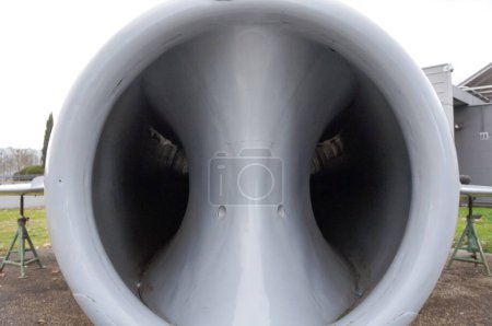 Foto de Toulouse, Francia - Marzo 2023 - Vista frontal de una toma de aire para un reactor de aviación, en la nariz de un Dassault Mystre, un avión de combate de los años 50, con superficies curvas hechas de metal pulido - Imagen libre de derechos