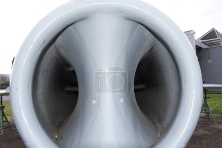 Foto de Toulouse, Francia - Marzo 2023 - Vista frontal de una toma de aire para un reactor de aviación, en la nariz de un Dassault Mystre, un avión de combate de los años 50, con superficies curvas hechas de metal pulido - Imagen libre de derechos