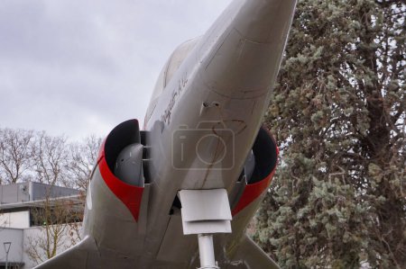 Téléchargez les photos : Toulouse, France - June 16, 2023 - A Dassault Mirage III, a former fighter aircraft of the French Air Force, kept on the campus of the Aeronautics and Space Superior Institute - en image libre de droit