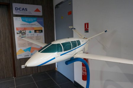 Téléchargez les photos : Toulouse, France - 16 juin 2023 - Maquette d'un prototype expérimental d'avion à queue en Y, exposé au DCAS, à l'Institut Supérieur d'Aéronautique et d'Espace (Supaero) - en image libre de droit