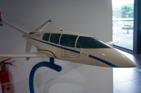Foto de Toulouse, Francia - 16 de junio de 2023 - Maqueta de un prototipo experimental de un avión con cola en forma de Y, exhibido en DCAS, en el Instituto Superior de Aeronáutica y Espacio (Supaero) - Imagen libre de derechos