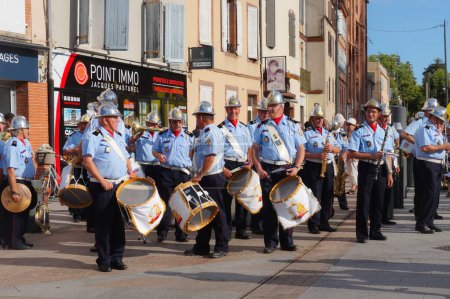 Téléchargez les photos : Albi, France - 14 juillet 2019 - Cadets de la préparation militaire maritime (Marine française), avec mitrailleuses et banderoles, marchant devant la fanfare des sapeurs-pompiers, le 14 juillet) - en image libre de droit