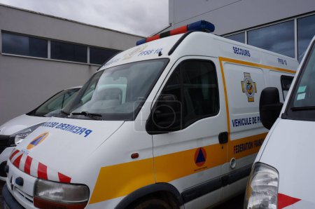 Téléchargez les photos : Troyes, France - Sept. 2020 - Renault Master et Trafic FFSS véhicules d'urgence (ambulances médicales) de l'unité de protection civile de l'UTT, Université de Technologie de Troyes, dans un parking - en image libre de droit