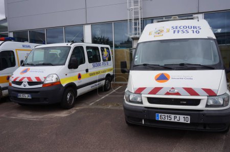 Foto de Troyes, Francia - Sept. 2020 - Renault Master y Trafic FFSS vehículos de emergencia (ambulancias médicas) de la unidad de protección civil de la UTT, Universidad Tecnológica de Troyes, en un estacionamiento - Imagen libre de derechos