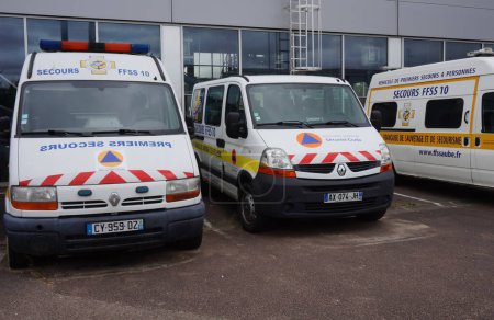 Téléchargez les photos : Troyes, France - Sept. 2020 - Renault Master et Trafic FFSS véhicules d'urgence (ambulances médicales) de l'unité de protection civile de l'UTT, Université de Technologie de Troyes, dans un parking - en image libre de droit