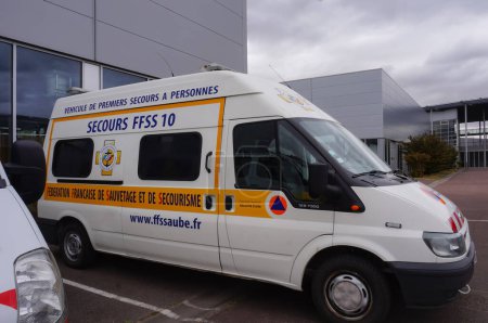 Foto de Troyes, Francia - Sept. 2020 - Renault Master y Trafic FFSS vehículos de emergencia (ambulancias médicas) de la unidad de protección civil de la UTT, Universidad Tecnológica de Troyes, en un estacionamiento - Imagen libre de derechos