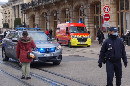 Téléchargez les photos : Reims, France - Mars 2021 - Un véhicule d'urgence en mouvement ; l'ambulance du centre de pompiers et de secours de la Marne (SDIS), qui a tous les feux clignotants allumés, se précipite dans une rue sur une intervention - en image libre de droit