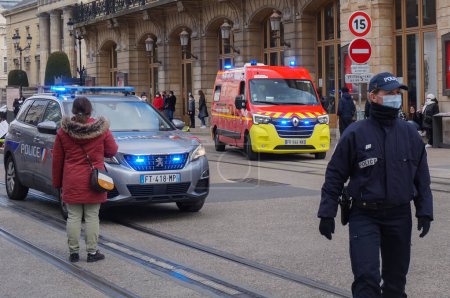 Foto de Reims, Francia - Marzo 2021 - Un vehículo de emergencia en movimiento; la ambulancia del cuerpo de bomberos y centro de rescate de Marne (SDIS), que tiene todas las luces encendidas, se precipita en una calle en una intervención - Imagen libre de derechos