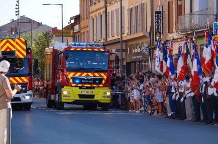 Foto de Albi, Francia - 14 de julio de 2022 - Dos camiones cisterna rojos para incendios forestales de la brigada de bomberos del Tarn (SDIS 81), participan en el desfile militar del Día Nacional en la avenida Charles de Gaulle - Imagen libre de derechos