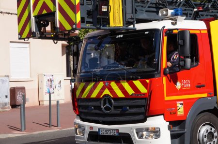 Foto de Toulouse, Francia - Feb. 2023 - Un Renault Master transformado en una ambulancia con el centro de rescate y bomberos; el vehículo rojo y amarillo está marcado con el "112" - Imagen libre de derechos