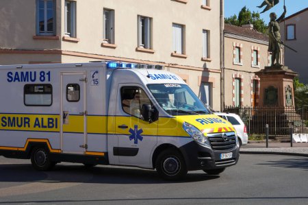 Foto de Albi, Francia - Julio 2022 - Una ambulancia en movimiento de la Estructura de Reanimación Móvil de Emergencia de Albi (SMUR) y el Servicio de Ayuda Médica de Emergencia de Tarn (SAMU), respondiendo a una intervención de rescate - Imagen libre de derechos