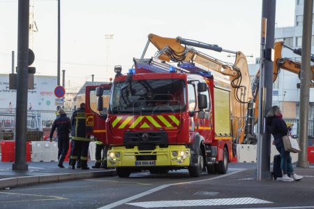 Foto de Toulouse, Francia - Feb. 2023 - Un Renault Master transformado en una ambulancia con el centro de rescate y bomberos; el vehículo rojo y amarillo está marcado con el "112" - Imagen libre de derechos
