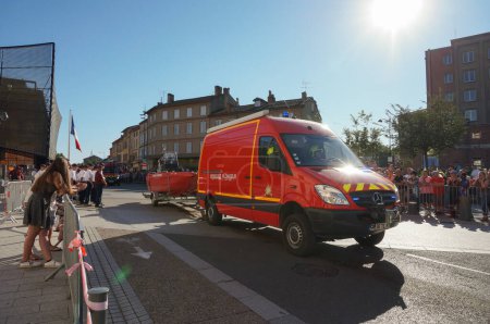 Téléchargez les photos : Albi, France - 14 juillet 2022 - Camion Mercedes-Benz rouge de la brigade des pompiers du Tarn, équipé d'une échelle télescopique moderne, se déplaçant pour rejoindre le défilé de la fête nationale - en image libre de droit