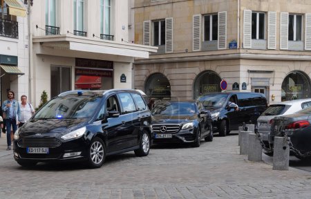 Foto de Place Beauvau, París, Francia - Julio 2019 - Una caravana oficial que llega al Ministerio del Interior, compuesta por vehículos estatales negros a prueba de balas con ventanas tintadas y luces azules - Imagen libre de derechos