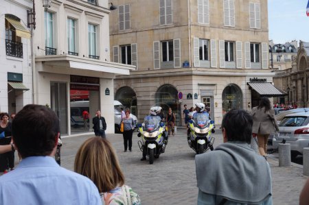 Foto de Place Beauvau, París, Francia - Julio 2019 - Oficiales de policía de un escuadrón de motociclistas de la Policía Nacional, asegurando el paso de un funcionario frente al Ministerio del Interior - Imagen libre de derechos