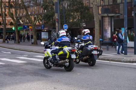 Téléchargez les photos : Toulouse, France - Février 2020 - Deux motards d'une unité CRS de la police nationale française circulant à moto BMW au croisement du boulevard Carnot, de la place Jean Jaures et de la place Wilson dans le centre-ville - en image libre de droit