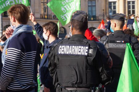 Téléchargez les photos : Paris, France - 10 octobre 2020 - Des officiers de la "gendarmerie nationale" (police militaire française) patrouillent à Marchons Manifestation des enfants en défense de la famille et des droits de l'enfant, Place Vendôme - en image libre de droit