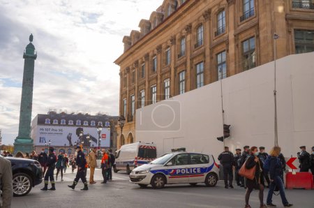 Foto de París, Francia - Oct. 2020 - Oficiales y vehículos de la Policía Nacional Francesa, formando una barricada al final de la calle Rue de la Paix, frente a la Columna de Napoleón en la Plaza de la Vendme - Imagen libre de derechos