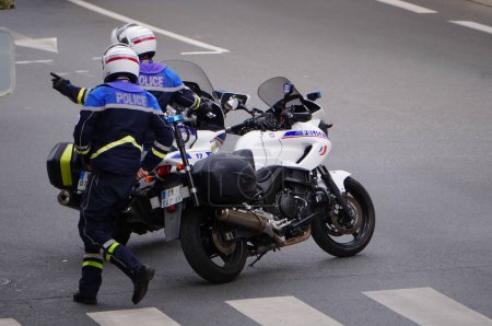 Téléchargez les photos : Albi, France - Sept. 2021 - Une équipe de policiers nationaux à moto, à un barrage routier, contrôle la circulation dans la rue lors d'une manifestation contre le col de la santé et les mesures Covid-19 - en image libre de droit