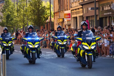Foto de Toulouse, Francia - Feb. 2020 - motociclistas de una unidad de CRS de la Policía Nacional Francesa, en un cruce en la Plaza Jean Jaurs durante una manifestación de chalecos amarillos contra la reforma de las pensiones - Imagen libre de derechos