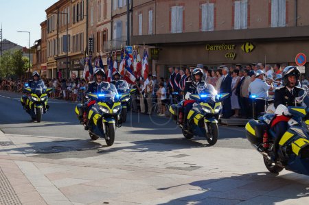 Téléchargez les photos : Toulouse, France - Février 2020 - Des motocyclistes d'une unité CRS de la police nationale française, à un carrefour place Jean Jaurs lors d'une manifestation de Gilets Jaunes contre la réforme des retraites - en image libre de droit