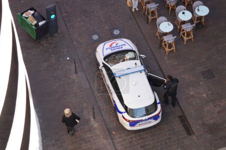 Foto de Toulouse, Francia - Feb. 2023 - Vista superior de un vehículo patrulla de la Policía Nacional, en la Plaza Victor Hugo, monitoreando y tras una manifestación contra la reforma de las pensiones del gobierno - Imagen libre de derechos