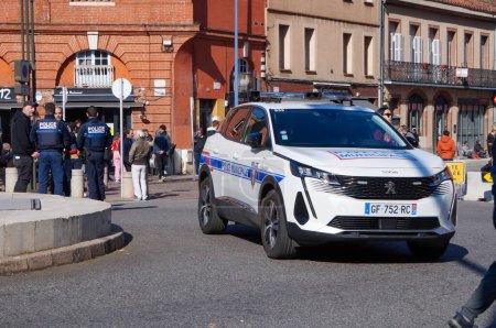 Foto de Toulouse, Francia - Feb. 2023 - Un nuevo Peugeot 3008 blanco de la Policía Municipal, estacionado en la Plaza Saint-Cyprien en medio de protestas contra la reforma de las pensiones; este modelo es hecho en Francia por el fabricante de automóviles PSA - Imagen libre de derechos