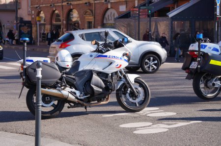 Téléchargez les photos : Toulouse, France - Février 2023 - Deux BMW R1250 blanches d'un escadron motocycliste CRS (Republican Security Company) de la police nationale française, sur Metz Street, au milieu des protestations contre la réforme des retraites - en image libre de droit