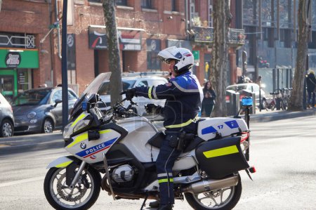 Foto de Toulouse, Francia - Feb. 2023 - El motociclista de la Policía Nacional Francesa CRS (Compañía Republicana de Seguridad), montando una moto BMW en Estrasburgo Srasbourg, en medio de protestas contra la reforma de las pensiones - Imagen libre de derechos