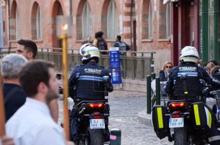 Foto de Jean-Jaurs, Toulouse, Francia - Feb. 2020 - Dos motociclistas de una unidad CRS de la Policía Nacional Francesa, montando motocicletas BMW - Imagen libre de derechos