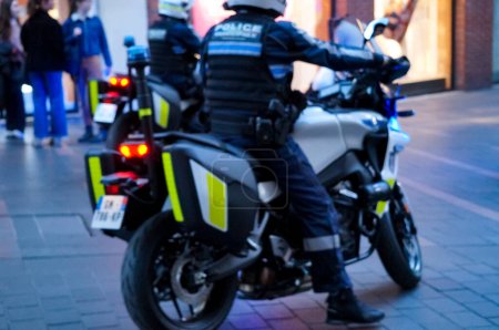 Foto de Jean-Jaurs, Toulouse, Francia - Feb. 2020 - Dos motociclistas de una unidad CRS de la Policía Nacional Francesa, montando motocicletas BMW - Imagen libre de derechos