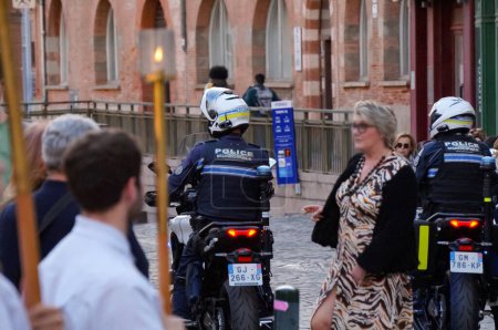 Foto de Toulouse, Francia - Feb. 2023 - El motociclista de la Policía Nacional Francesa CRS (Compañía Republicana de Seguridad), montando una moto BMW en Estrasburgo Srasbourg, en medio de protestas contra la reforma de las pensiones - Imagen libre de derechos