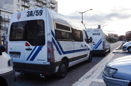 Foto de Toulouse, Francia - Ene. 2020 - Tráfico de automóviles y caravanas de minibuses Renaul Master de las unidades antidisturbios de la Policía Nacional Francesa (CRS) en un semáforo en Strasbourg Boulevard durante las protestas sociales - Imagen libre de derechos