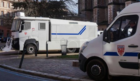 Téléchargez les photos : Toulouse, France - Janvier 2020 - cabine d'un camion blindé anti-émeute de la police nationale française, basé sur un Renault Trucks K 380, équipé de grilles de protection - en image libre de droit