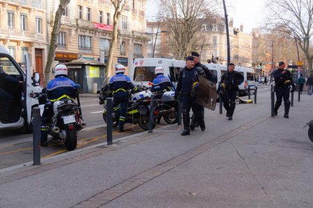 Téléchargez les photos : Toulouse, France - Février 2020 - Des CRS (Unités SWAT françaises spécialisées dans le contrôle des foules) lourdement équipés, bloquant l'accès au Capitole lors de manifestations sociales - en image libre de droit