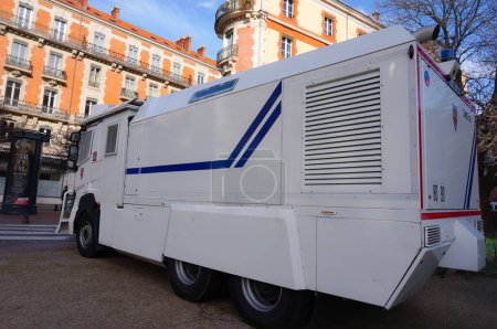 Foto de Toulouse, Francia - Ene. 2020 - Primer plano de la cabina de un camión blindado antidisturbios de la Policía Nacional Francesa, basado en un Renault Trucks K 380, equipado con rejillas de protección - Imagen libre de derechos
