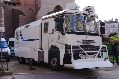 Foto de Toulouse, Francia - Ene. 2020 - Primer plano de la cabina de un camión blindado antidisturbios de la Policía Nacional Francesa, basado en un Renault Trucks K 380, equipado con rejillas de protección - Imagen libre de derechos