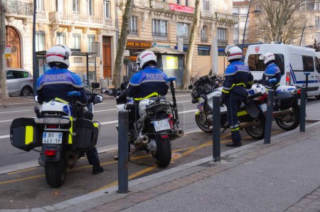 Téléchargez les photos : Jean-Jaurs, Toulouse, France - Février 2020 - Deux motocyclistes d'une unité CRS de la police nationale française, à moto BMW - en image libre de droit