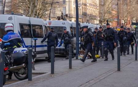 Foto de Toulouse, Francia - Feb. 2020 - Agentes fuertemente equipados de CRS (unidades SWAT francesas especializadas en control de multitudes) en equipo antidisturbios, bloqueando el acceso al Capitolio (ayuntamiento) durante las protestas sociales - Imagen libre de derechos